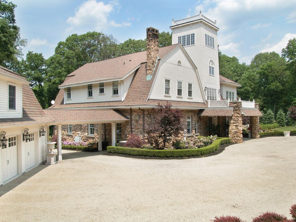 61 CARRIAGE HOUSE RD