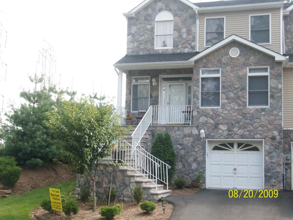 4 AUTUMN RIDGE RD