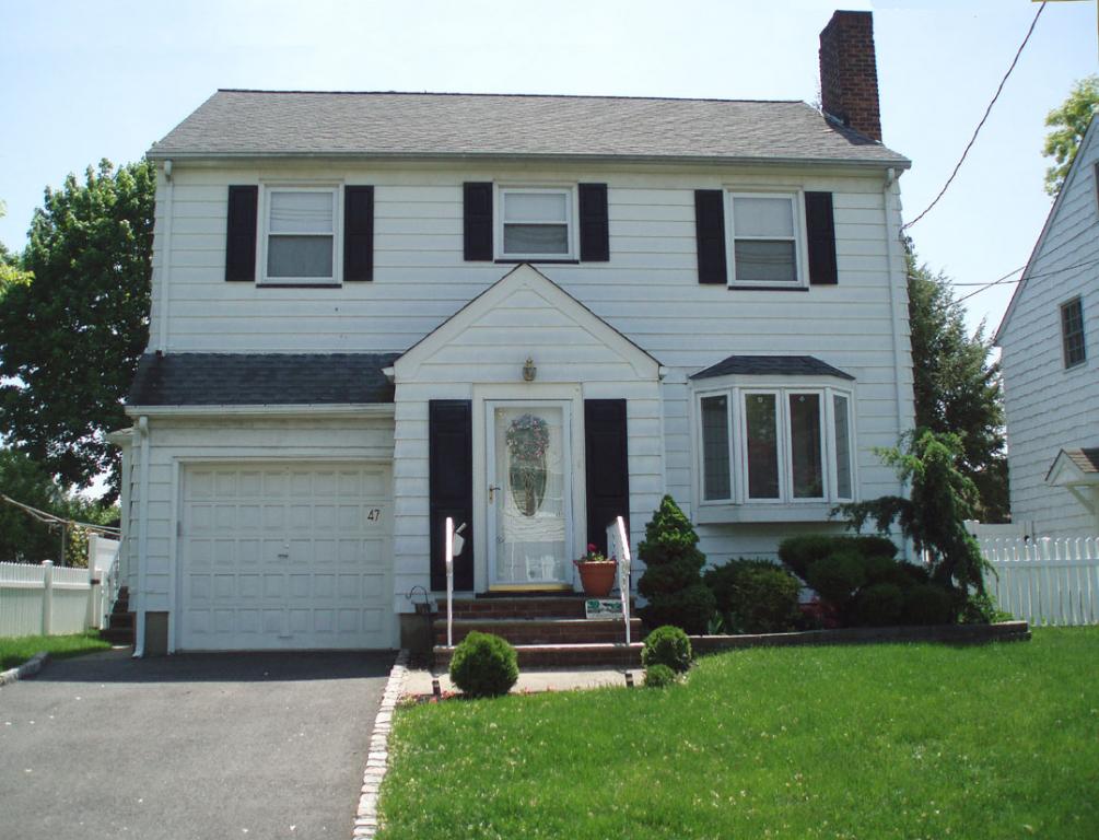 Great colonial with hardwood floors,manicured lawn, private fenced-in yard with deck,fireplace with original mantle,central air, new furnace, newer roof, located in the great  section of Sunnyside. Finished basement with family room, den,bathroom and utility room.