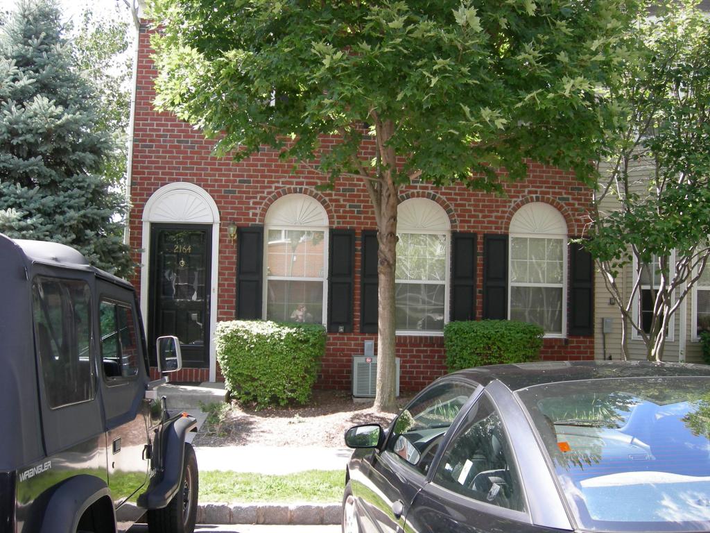LIGHT AND BRIGHT END UNIT TOWNHOME WITH LR, FORMAL DR, FAM RM OFF MEIK, MASTER BR W/ WHIRLPOOL TUB PLUS 2 ADDITIONAL BRS LAUNDRY ON BR LEVEL PLUS UNFINISHED BASEMENT