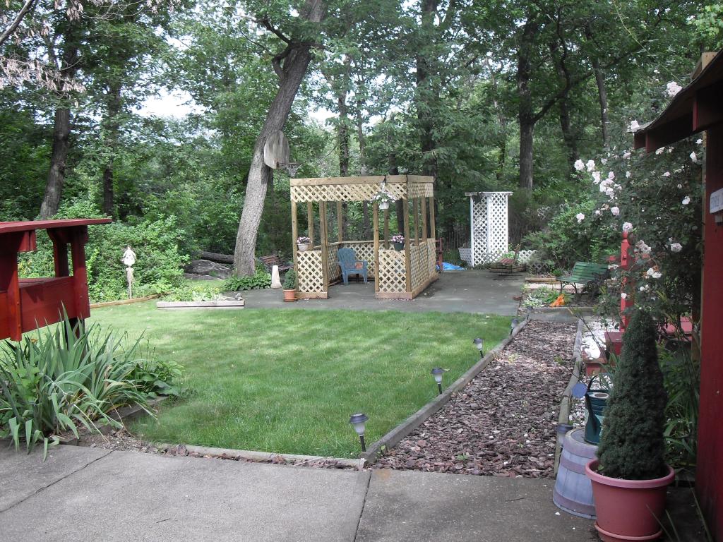 2 WOODLAND AVE