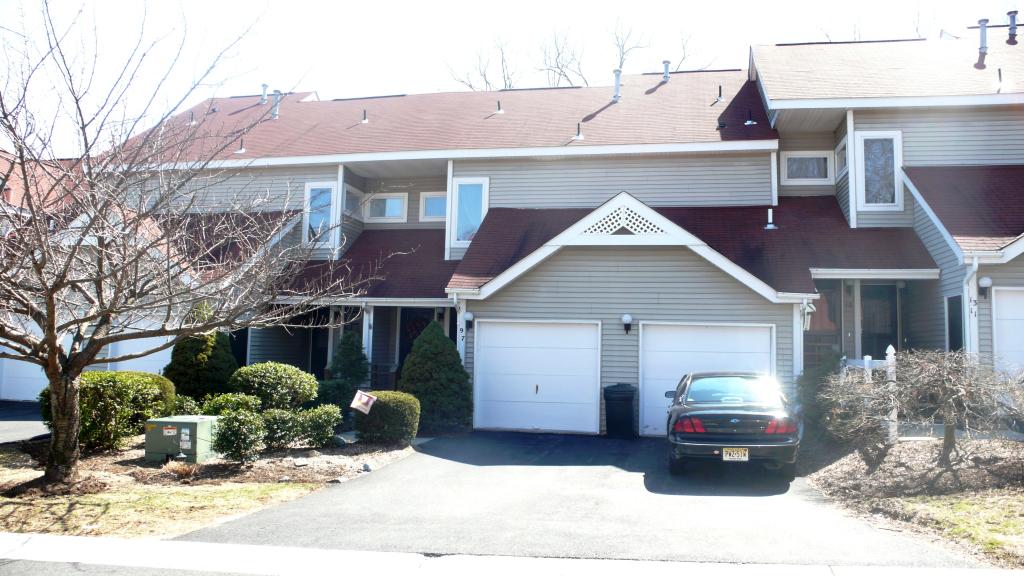 7 PINE HOLLOW COURT