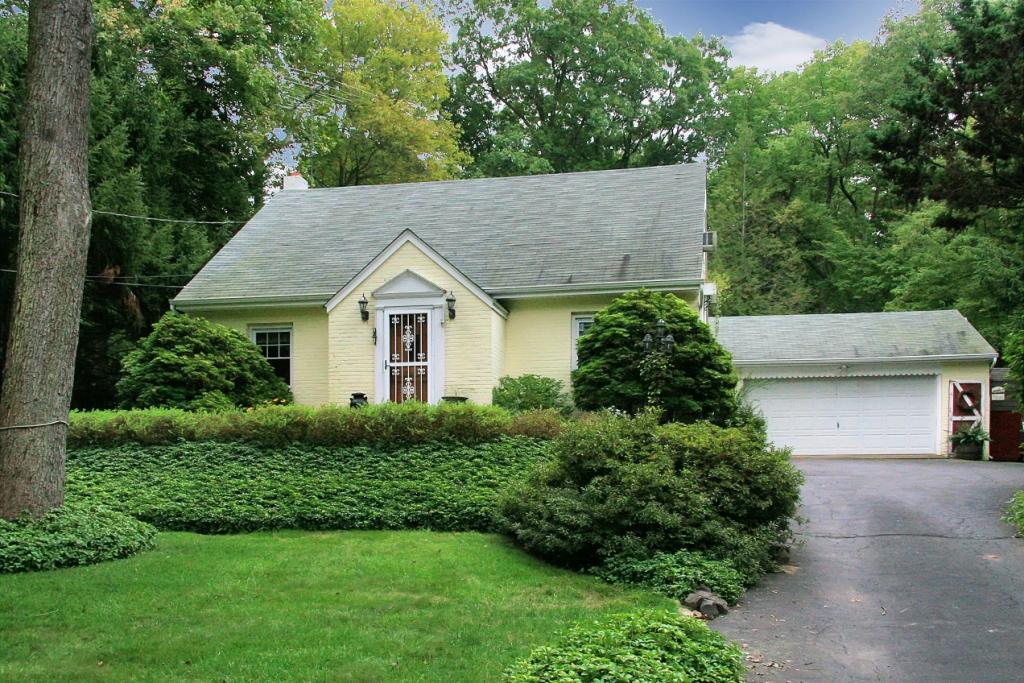 928 VALLEY RD