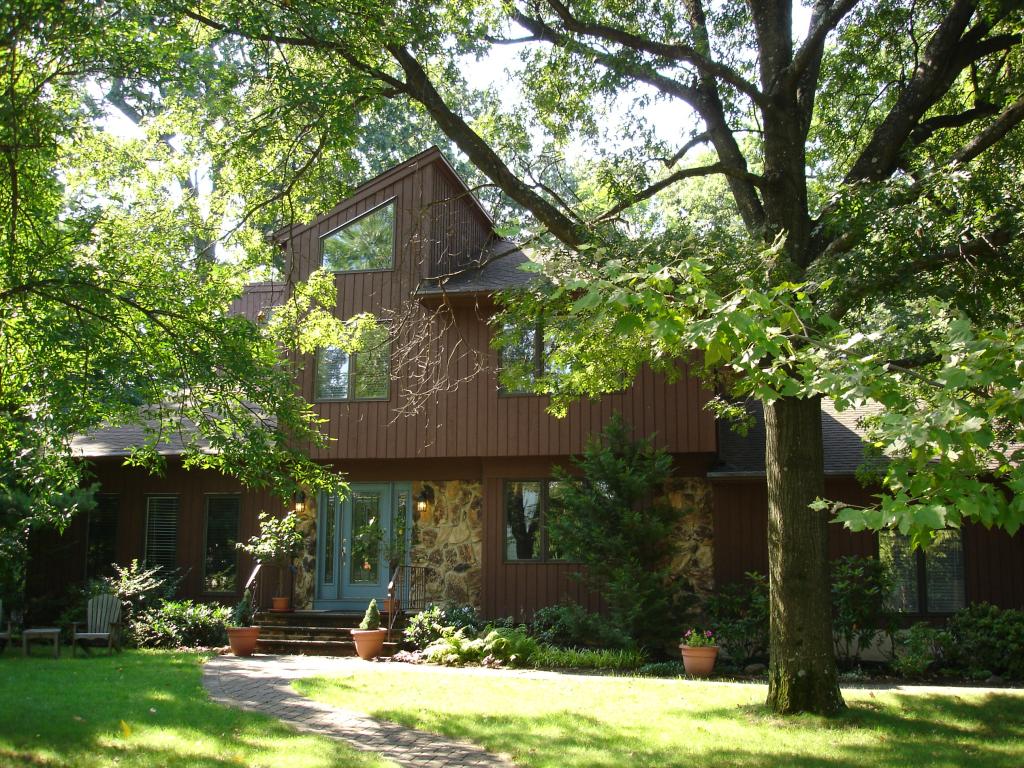 8 Dickens Court