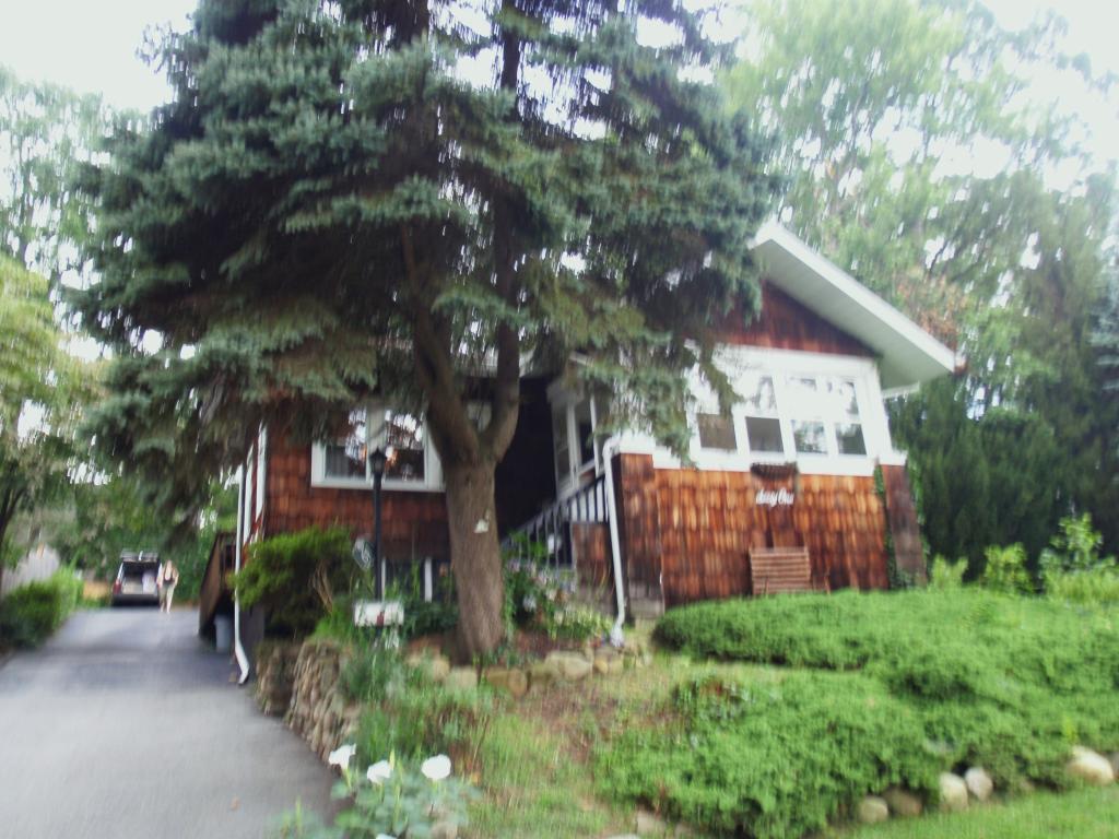 61 OAKWOOD DR