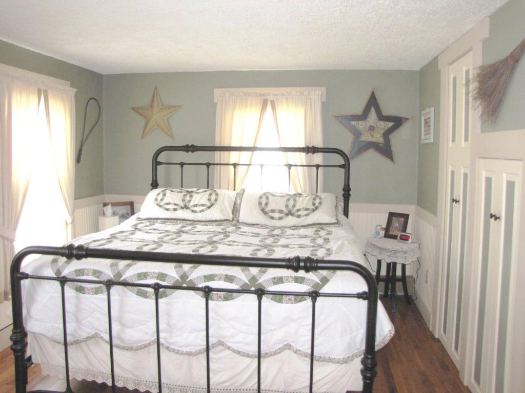 22 MOTT PL