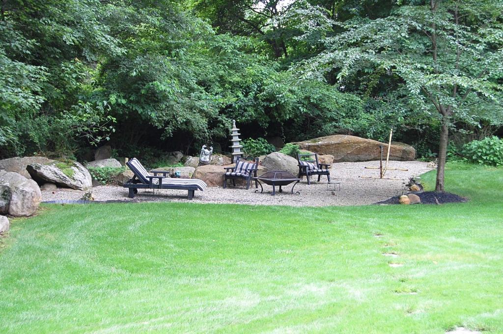 2 CHIMNEY HILL DR
