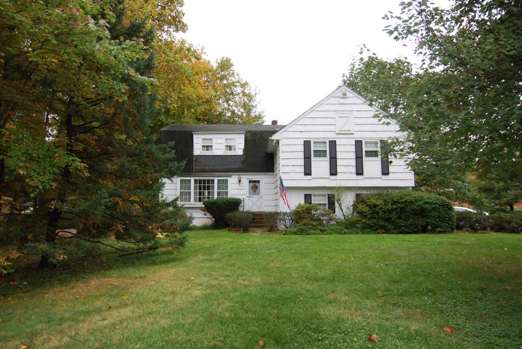 4 HOFFMAN CT