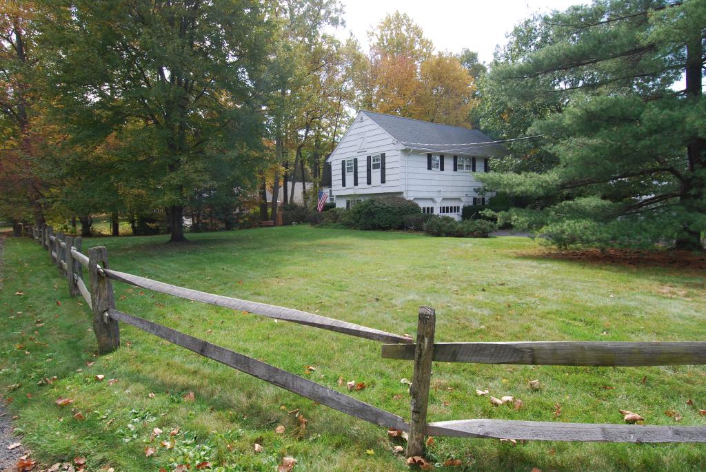 4 HOFFMAN CT