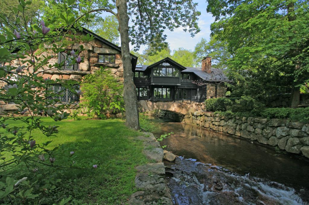 MLS #/Web ID: 2702874