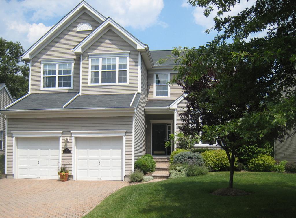 MLS #/Web ID: 2702275