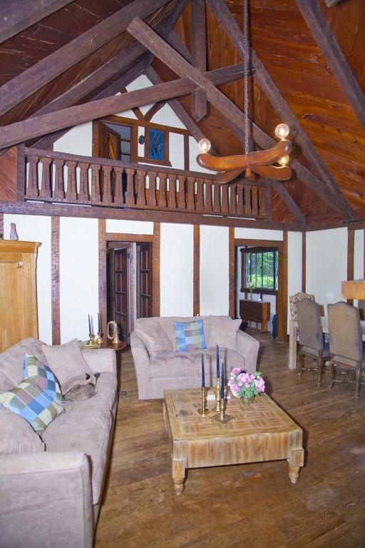 MLS #/Web ID: 2695477