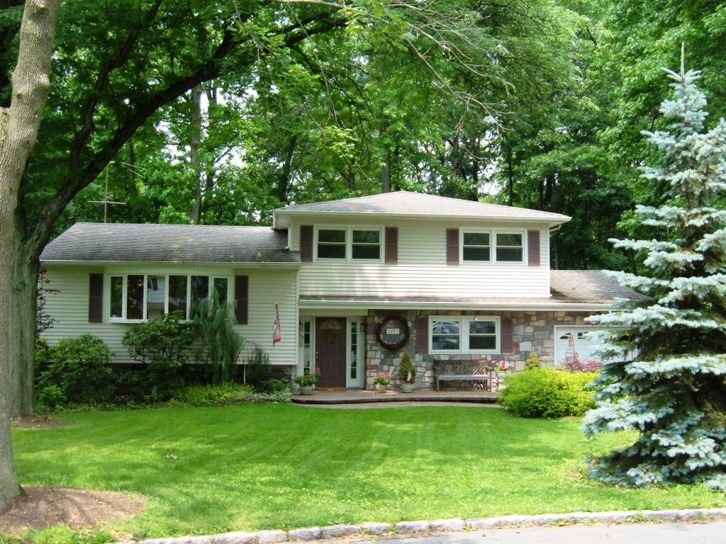 2293 STOCKER LN