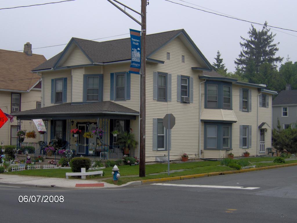 Remarkable Victorian style well maintained home w/ ample parking, Positive cash flow for investor or live in one and have tenants pay your mortgage. 