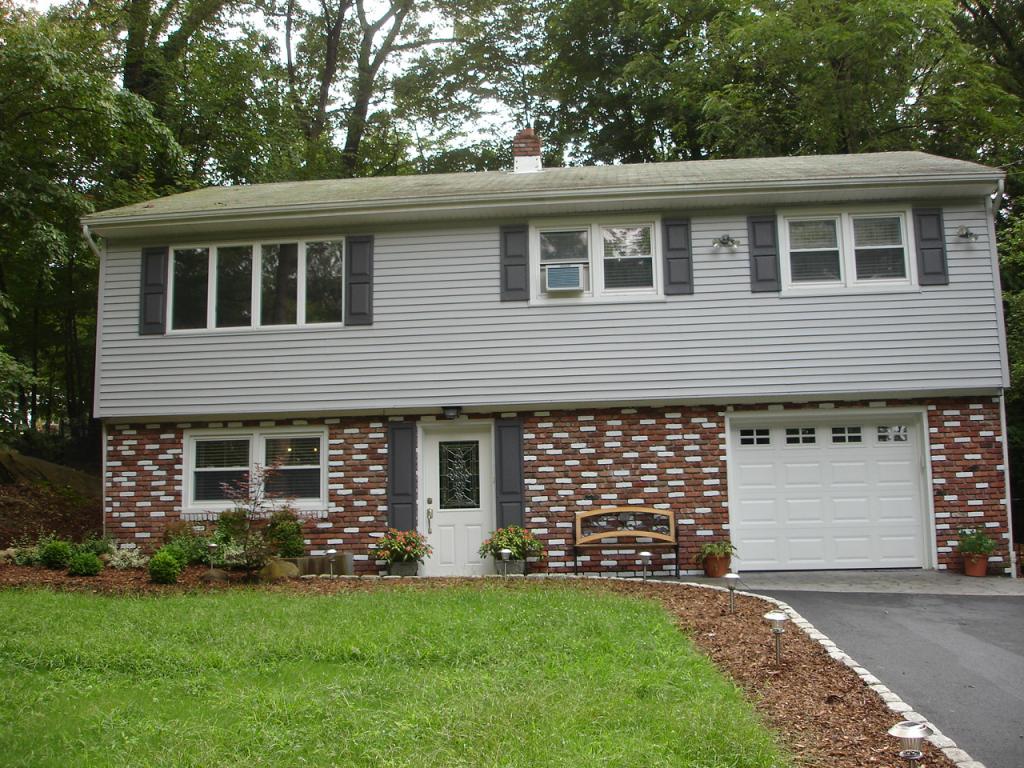 281 SKYLINE DR