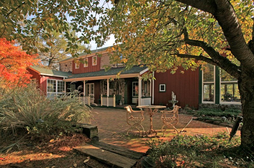 8 FARM COTTAGE RD