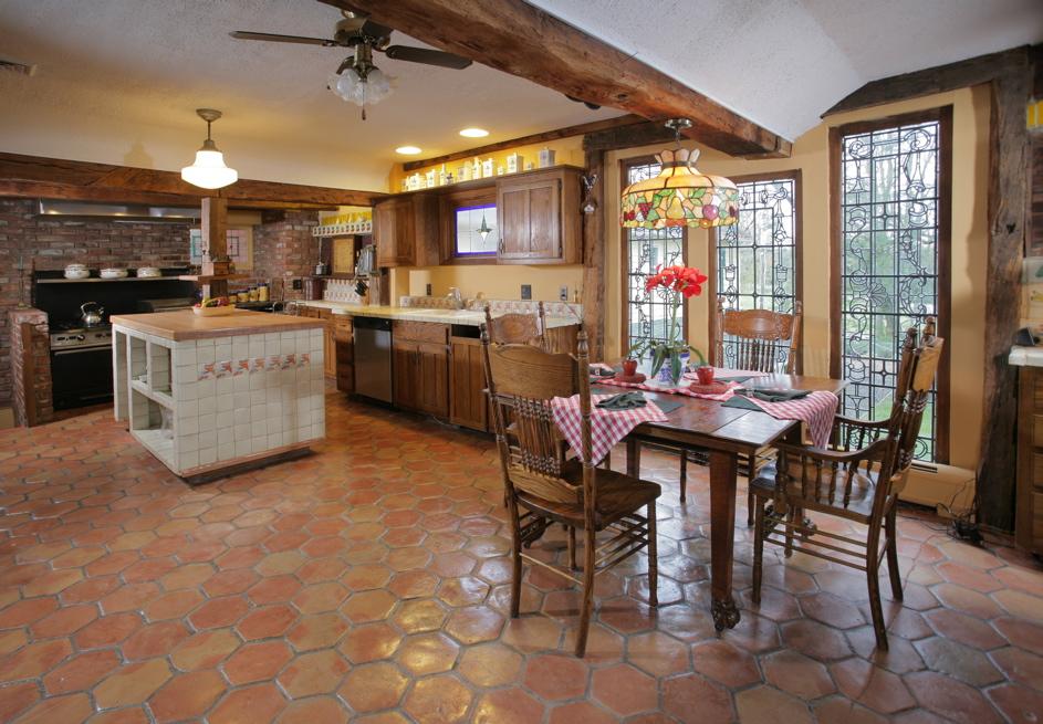 8 FARM COTTAGE RD
