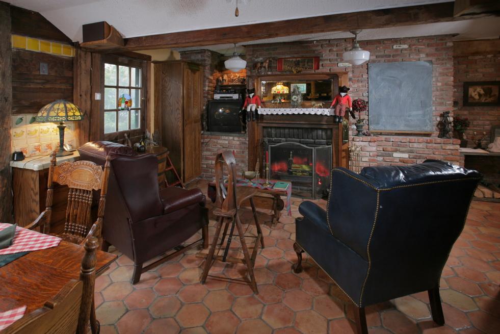 8 FARM COTTAGE RD
