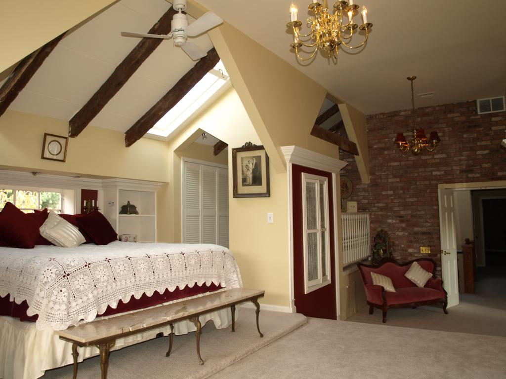 8 FARM COTTAGE RD