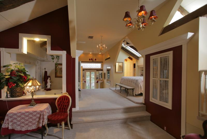 8 FARM COTTAGE RD