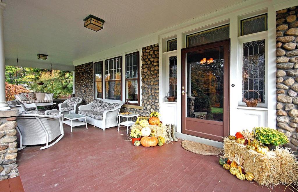 MLS #/Web ID: 2726281