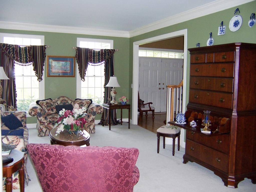10 CROMWELL DR