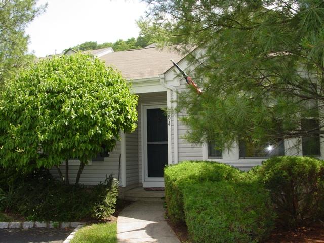 Nice Location...Long meadow duplex end of cul-de-sac:Valted ceilings;New kitchen cabnets,Corian counter tops, sink, disposal, stove hood,new lighting, new floor,wood burning fireplace painted 2007.Master bedroom with walk-in closet &amp; vanity area/eat in kitchen