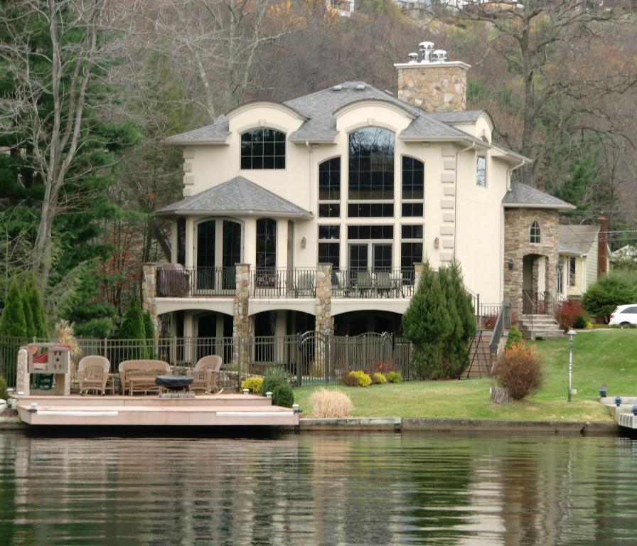 584 W SHORE TRL