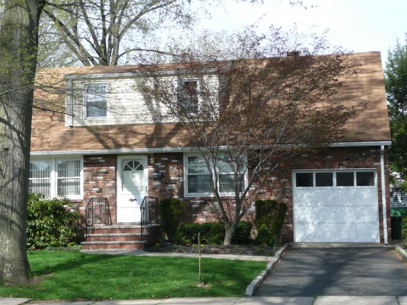 571 FOREST RD