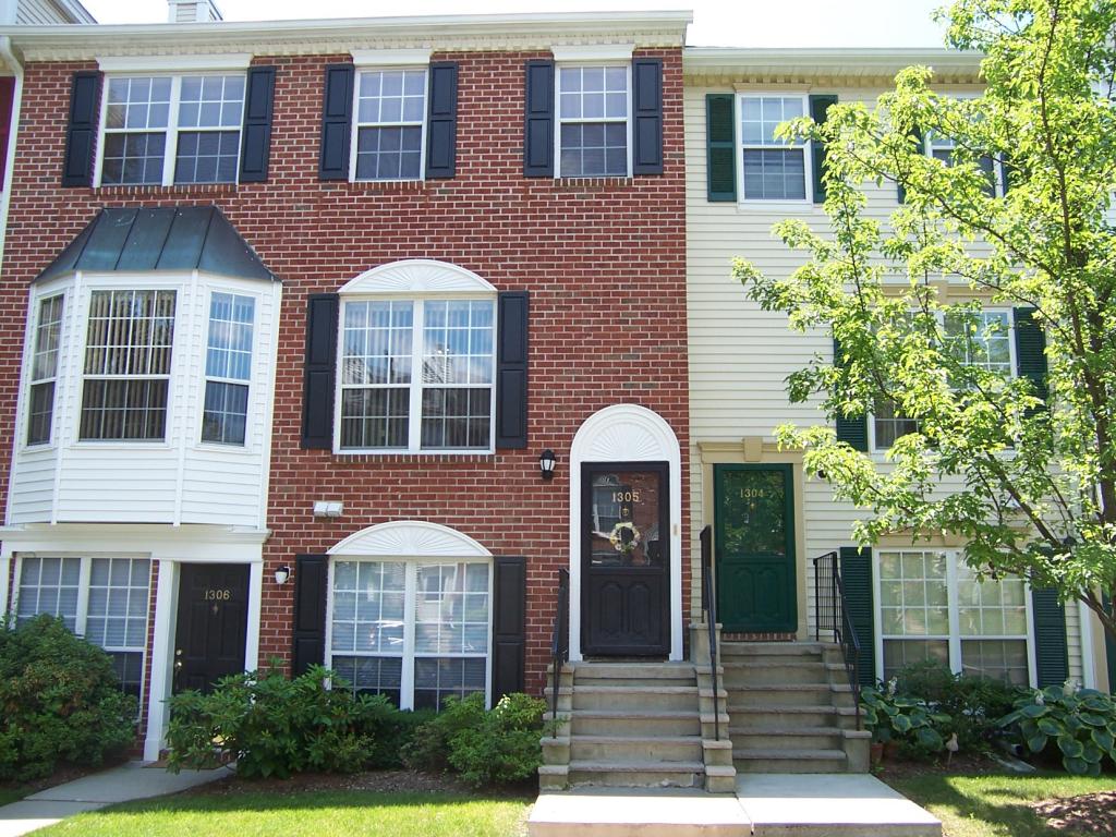 FALL IN LOVE WITH THIS DESIRABLE DARLINGTON RIDGE TOWNHOUSE ON CUL-DE-SAC LOCATION!! THIS PRIVATE SETTING FEATURES LARGE EAT-IN KITCHEN MASTER BEDROOM WITH 2 CLOSETS AND FULL BATH. AMENITIES INCLUDE CLUBHOUSE, TENNIS, PLAYGROUND AND POOL. THIS UNIT IS CONVENIENT TO NYC BUS/TRAINS AND HIGHLY RATED MAHWAH SCHOOLS!! MAHWAH RANKED #9 TOWN IN NJ AND BEST TOWN IN BERGEN COUNTY BY NJ MONTHLY MAGAZINE. MAKE OFFER TODAY!! BEST PRICE IN DARLINGTON RIDGE!!