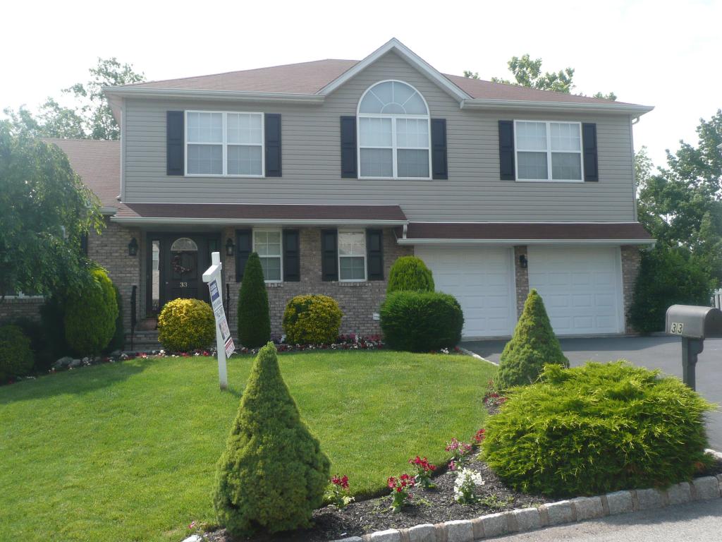 33 ELINORA DR