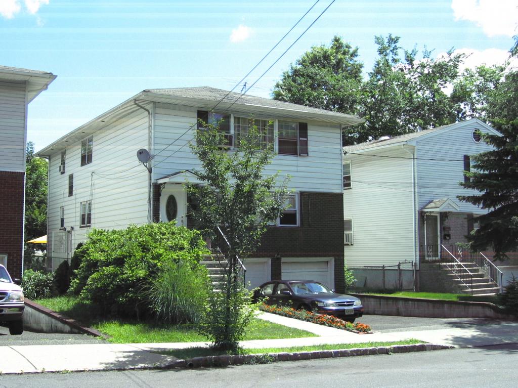 13 EVELYN CT