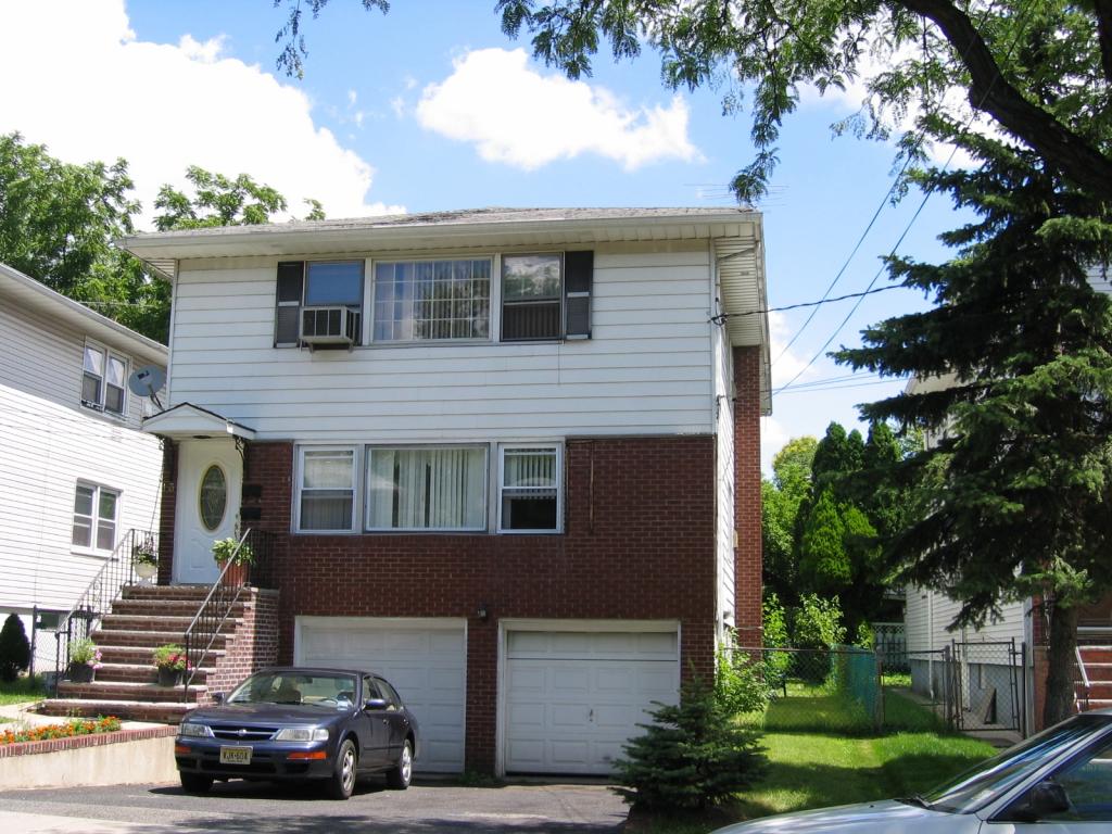 13 EVELYN CT