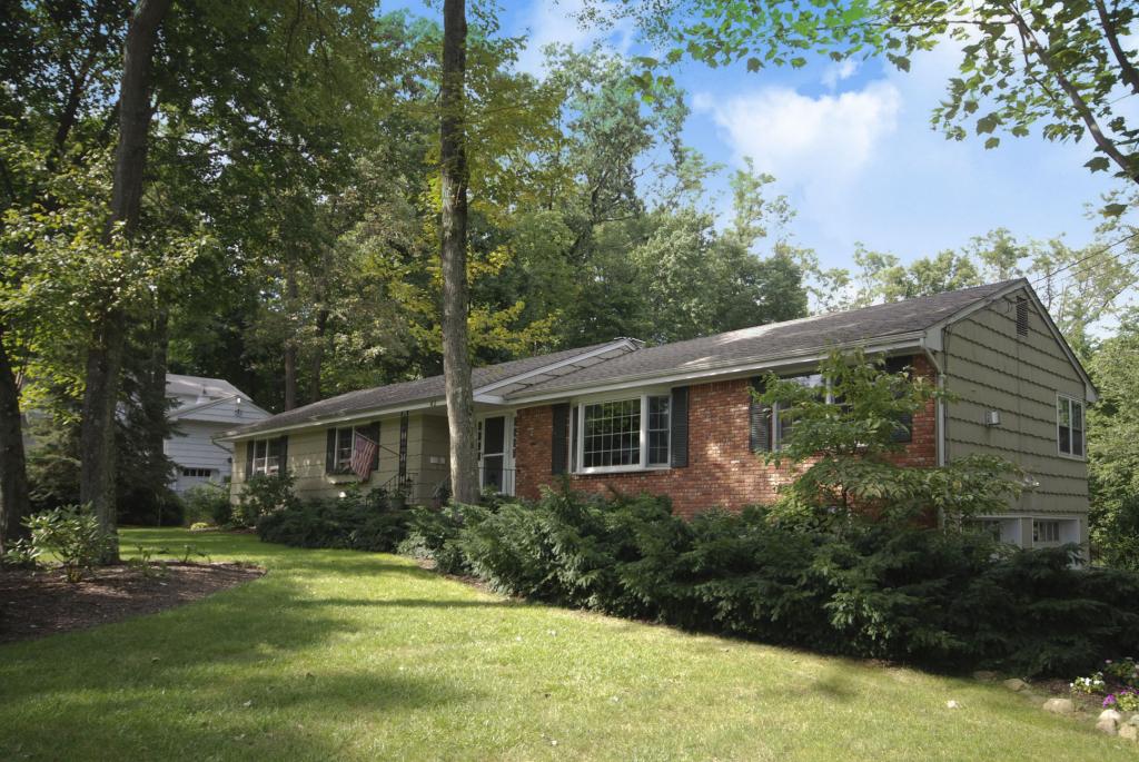 42 OAKWOOD RD