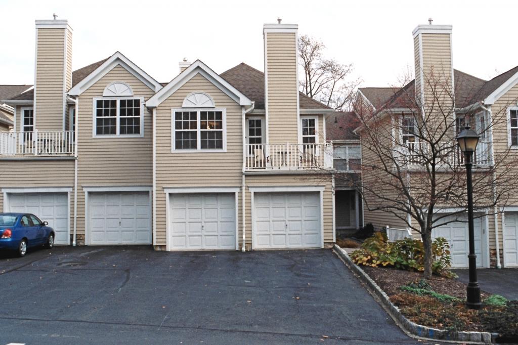 64 SPRINGHOLM DR