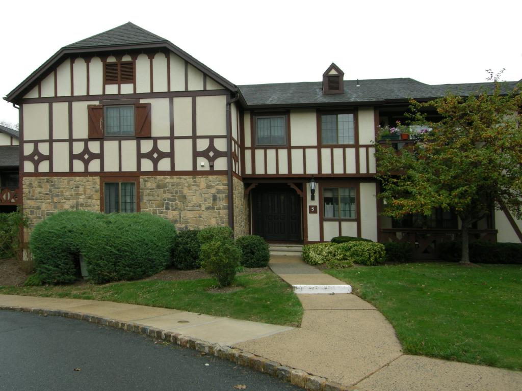 5 AVON CT