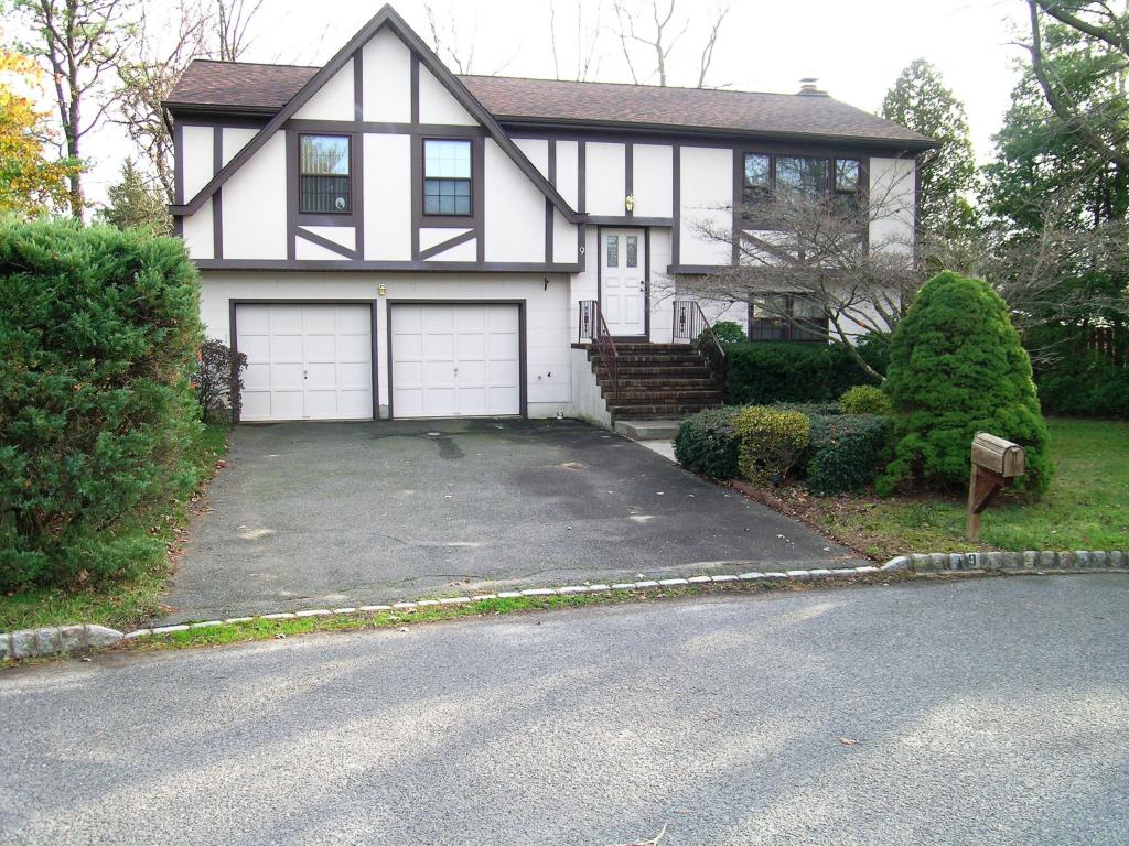 9 MICHAEL CT