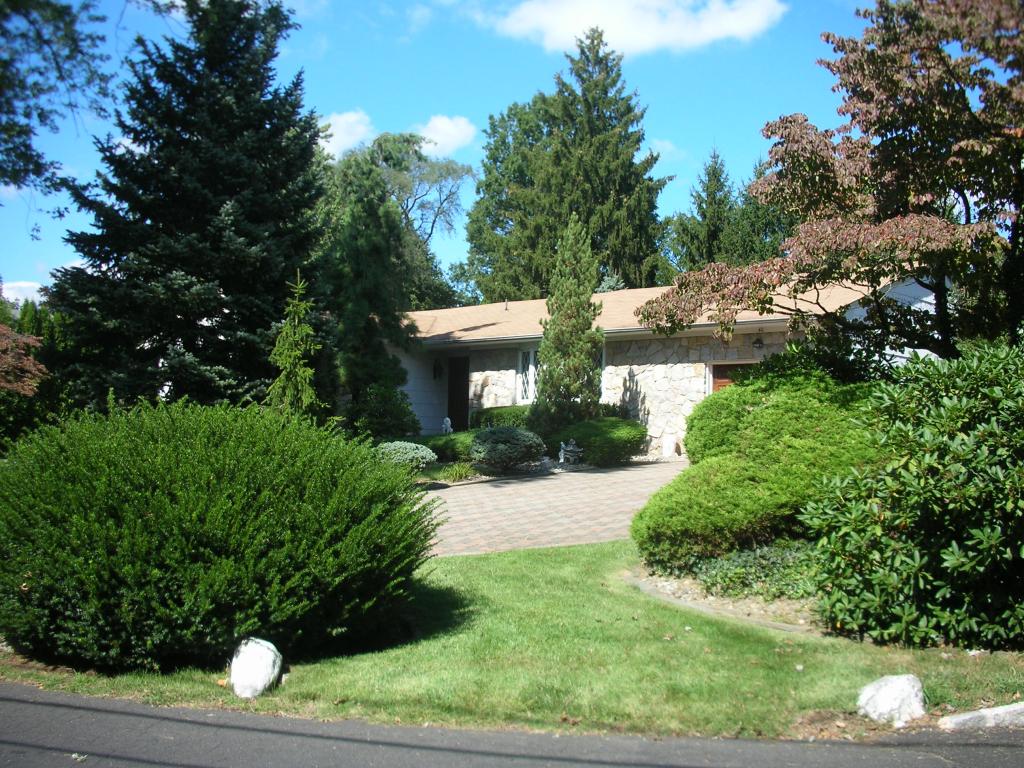 40 LOCUST GROVE DR