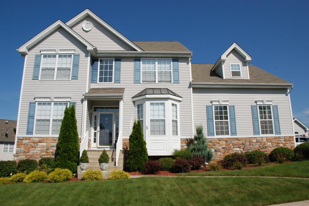 MLS #/Web ID: 2722192