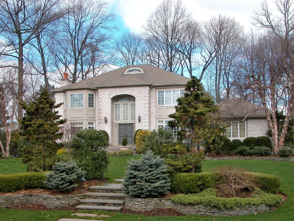 3 BREEZE KNOLL DR