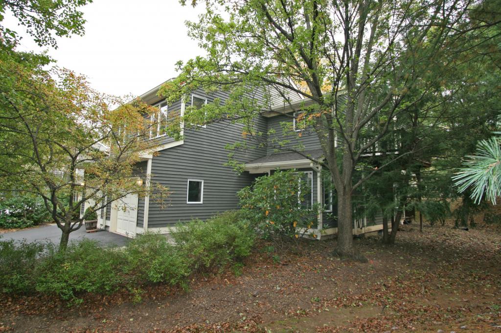 40 GREENBRIAR LANE