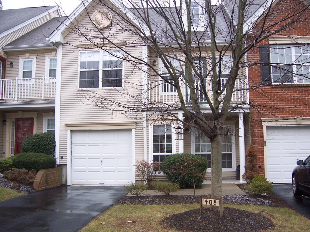 Bright and spacious 3 bedroom unit with tons of upgrades: hardwood floors, granite countertops, new appliances. Every bathroom updated. All freshly painted.