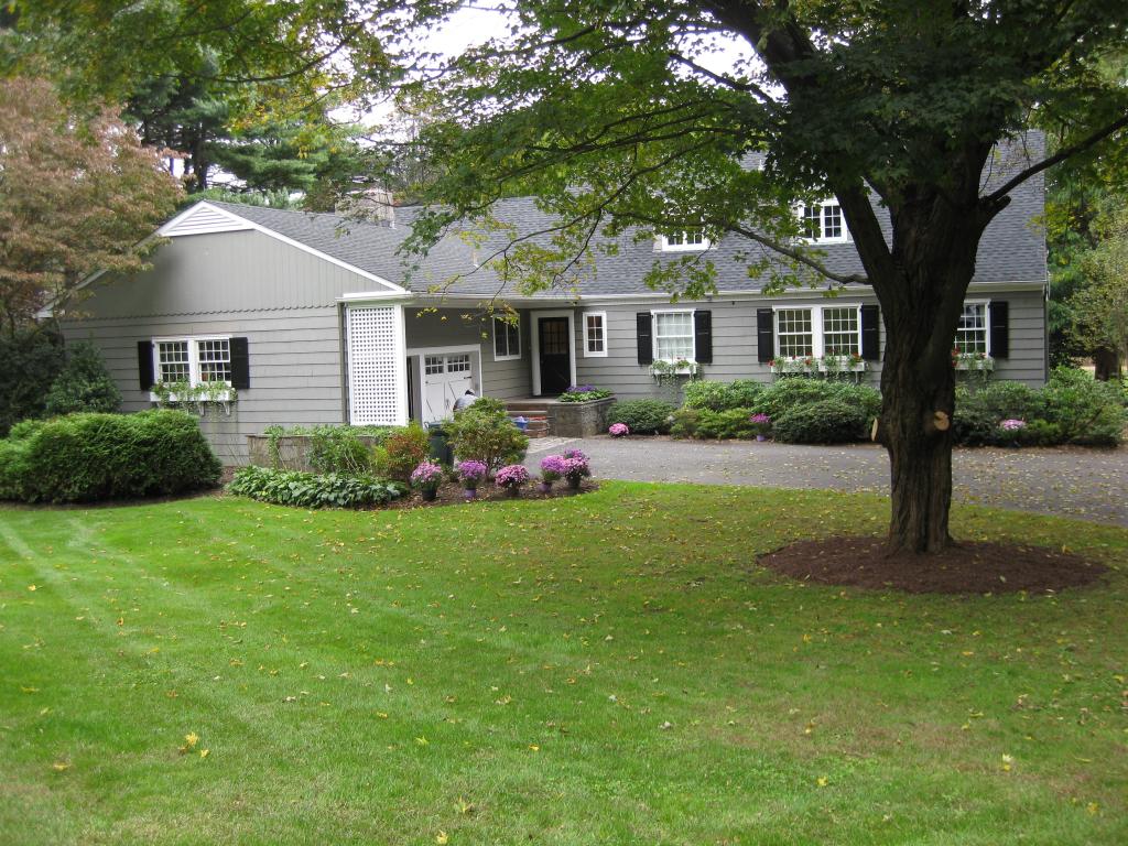 174 W SADDLE RIVER RD