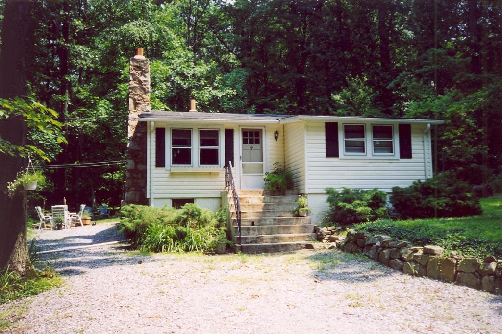 2 BR COTTAGE W/LG  24x25 GARAGE W/10 FT DRS,WOODED PRIV. 1.29AC SETTING  NEAR VOORHEES PARK.FEAT:COUNTRY KIT,STONE FPLC, GARAGE W/9FT DRS.CHARMING HOME BUT NEEDS  WORK.SOLD AS  IS,GREAT OPPORTUNITY 