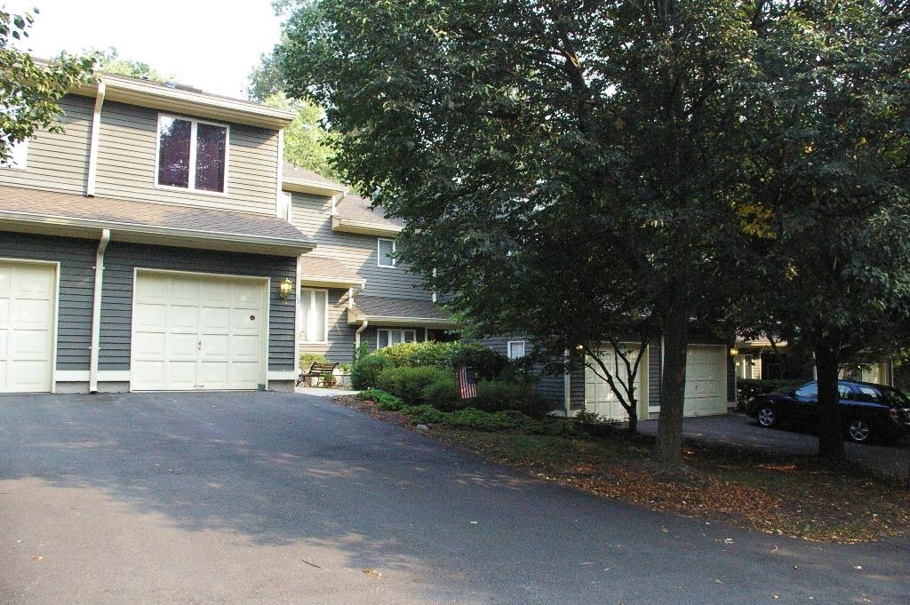 15 GREENBRIAR LN