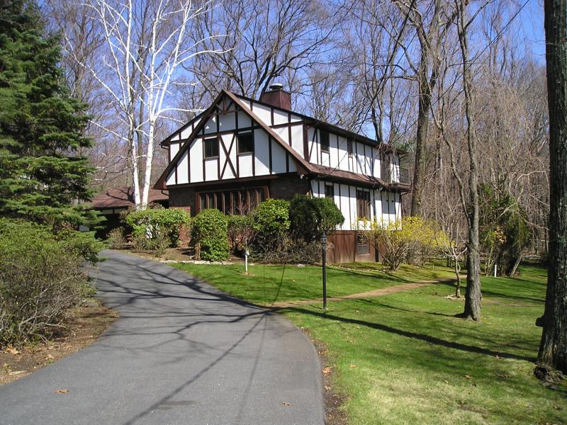 8 TOWER LN