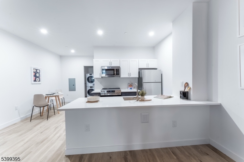 Newark City, NJ 07102,10 Commerce CT #2F