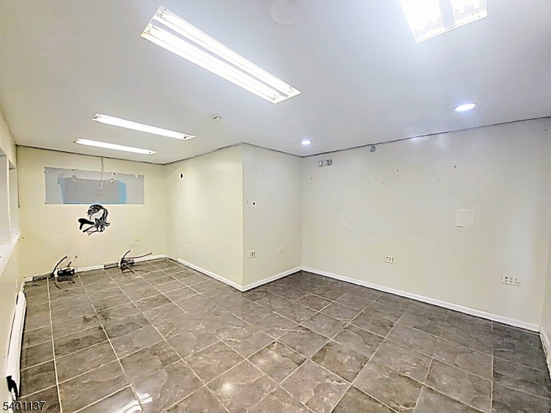 Paterson City, NJ 07514,560 E 18Th St