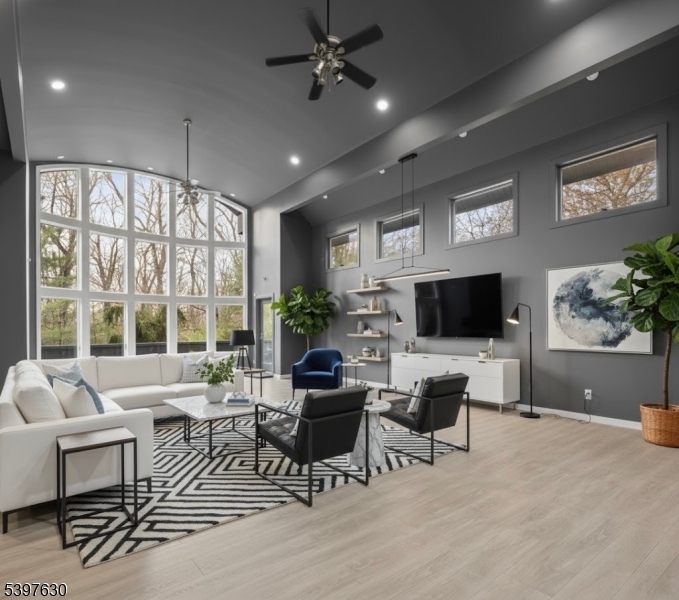 Kinnelon Boro, NJ 07405,12 Smoke Rise Rd