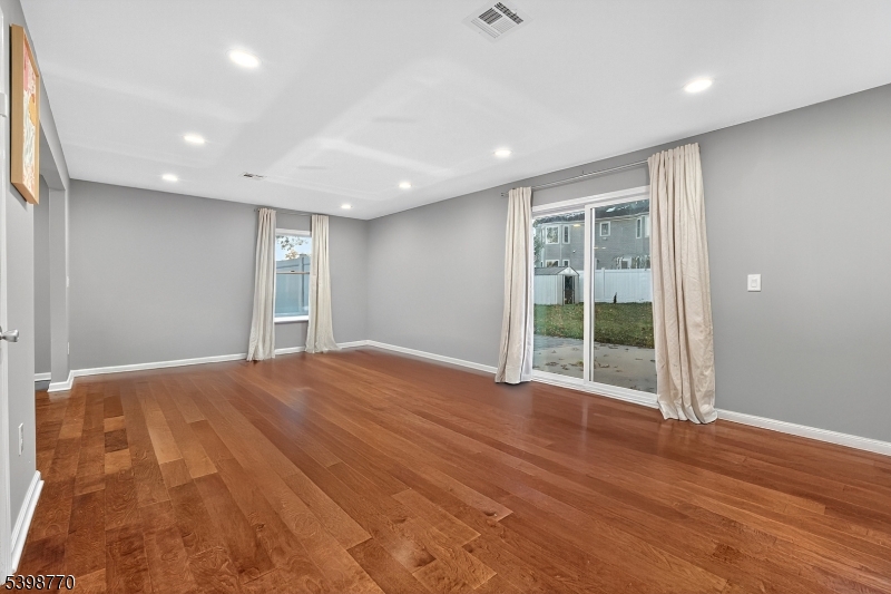 Edison Twp., NJ 08817,18 Baxter Rd